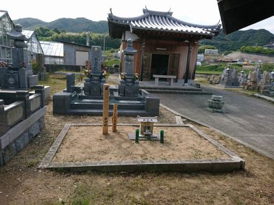 イカリのオブジェが飾られた庵治石と黒御影石の玉垣一体型現代墓