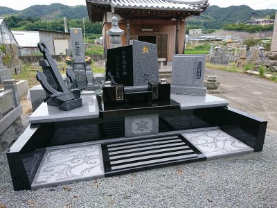 イカリのオブジェが飾られた庵治石と黒御影石の玉垣一体型現代墓