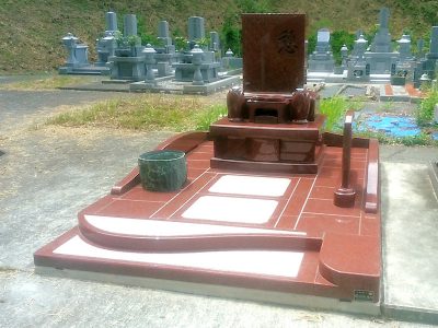 墓所全体が赤御影石でできた現代墓