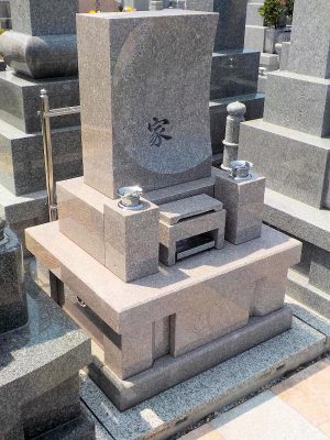 スプーンでくり抜いたような形の真石が特徴の現代墓