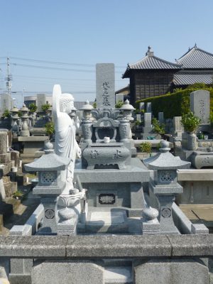 墓所に立ち阿弥陀如来を建立された生前建墓